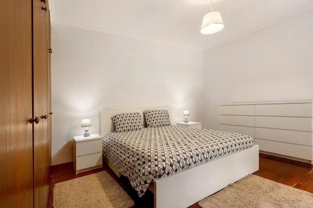 Chambre avec lit double, armoire et commode