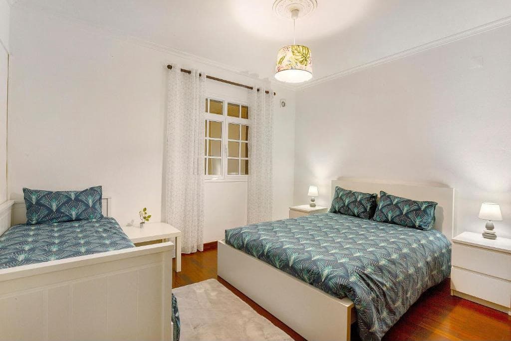 Chambre avec un lit double et un lit simple