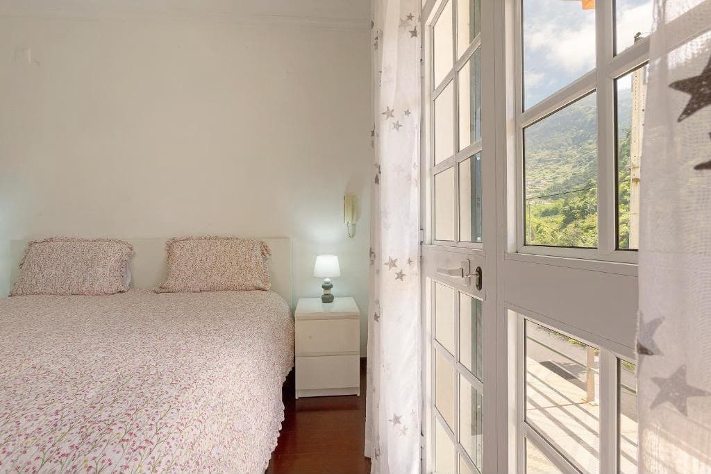 Chambre claire ouvrant sur la montagne