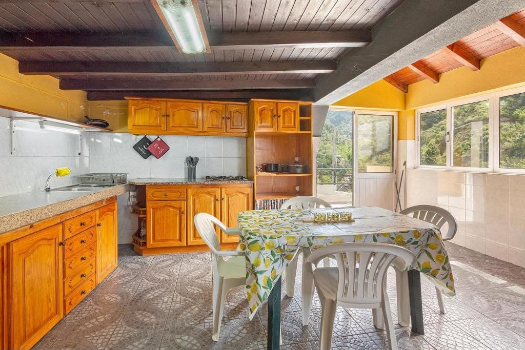 Cuisine d'été couverte avec table et vue sur la montagne