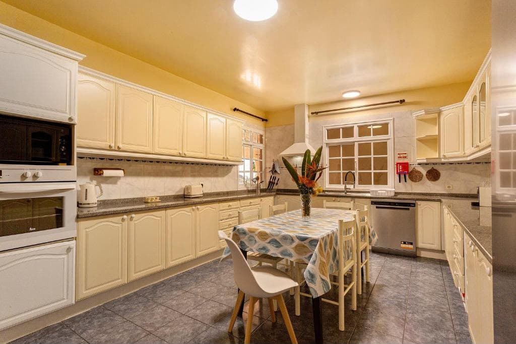 Grande cuisine équipée avec table à manger