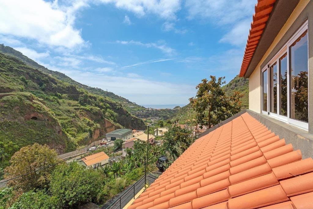 Vue sur la vallée et l'océan depuis la maison